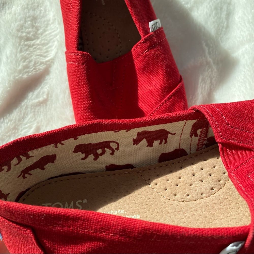 NWOT Toms red canvas shoes - Picture 4 of 16